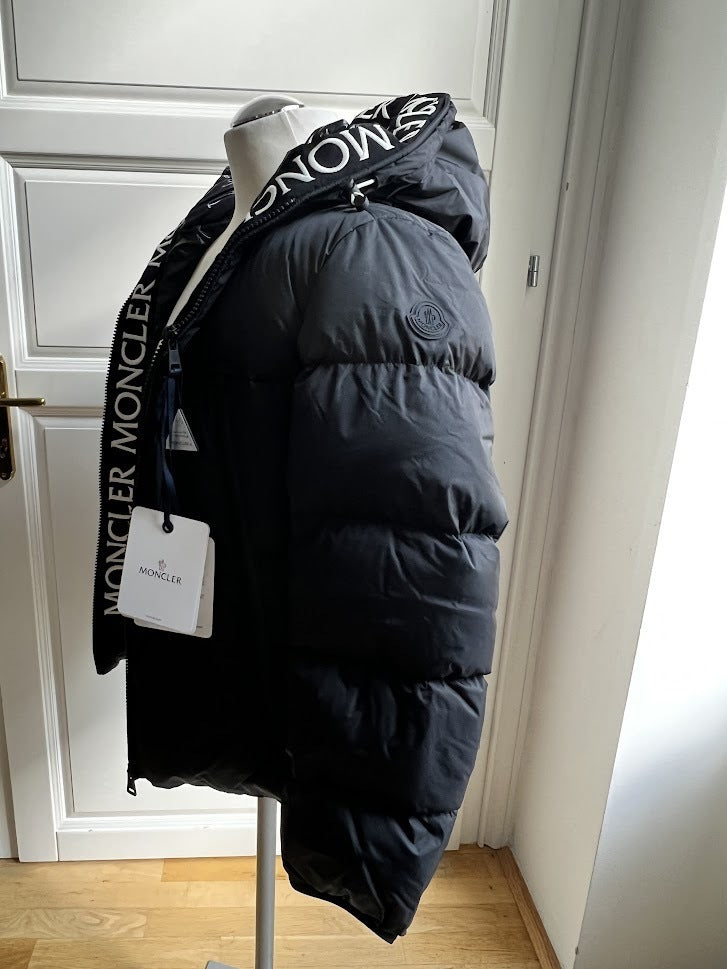 Moncler MONTCLA short down jacket