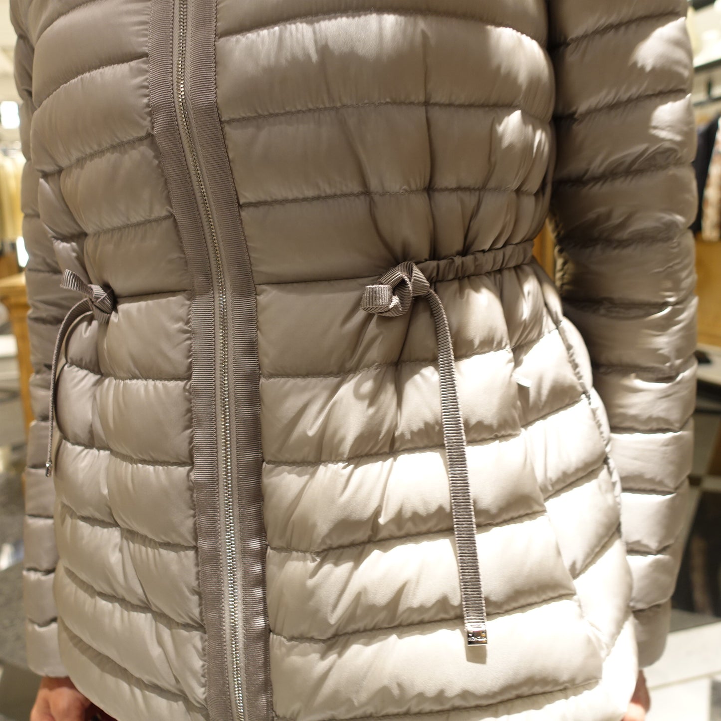 سترة قصيرة من Moncler RAIE