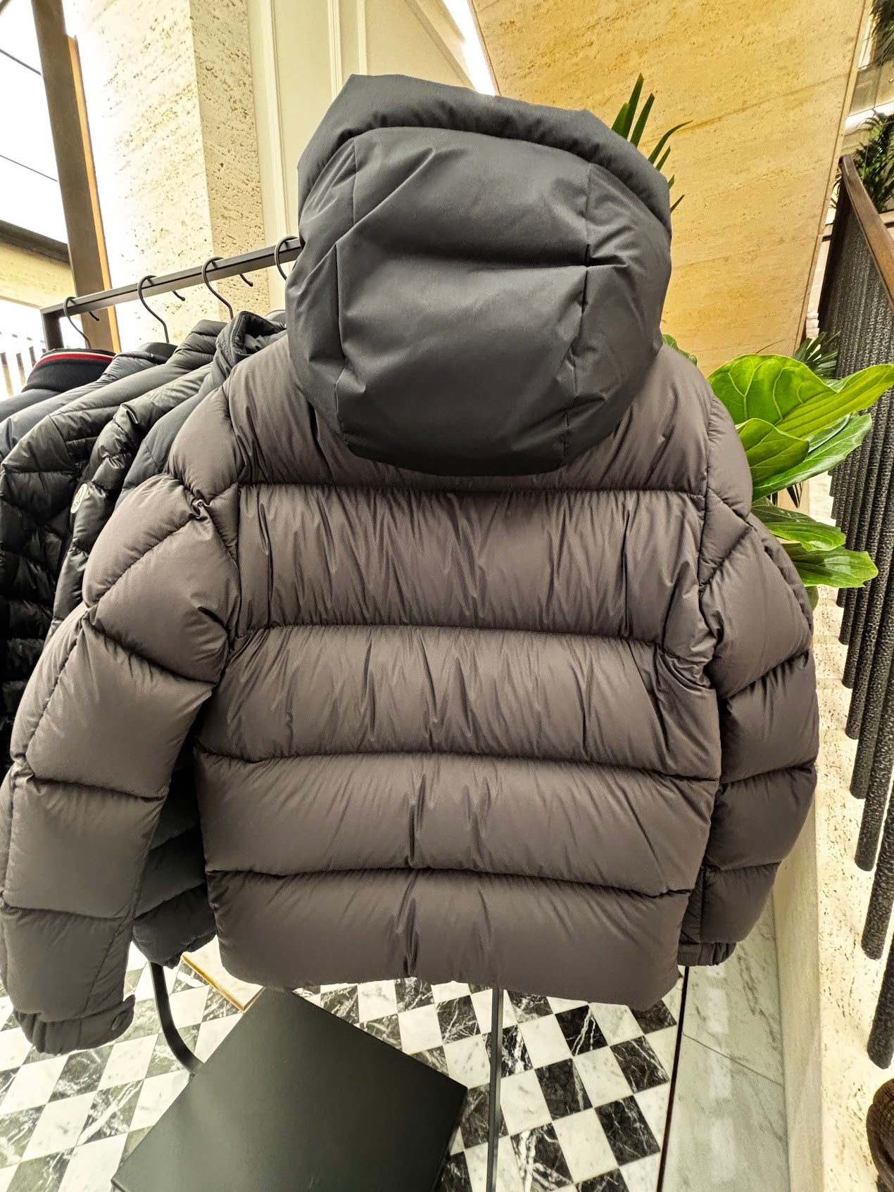 جاكيت مونكلر ماديرا قصير من الريش