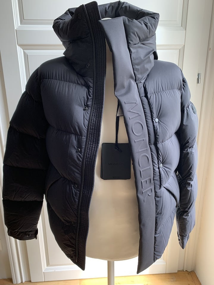 Moncler MADEIRA short down jacket