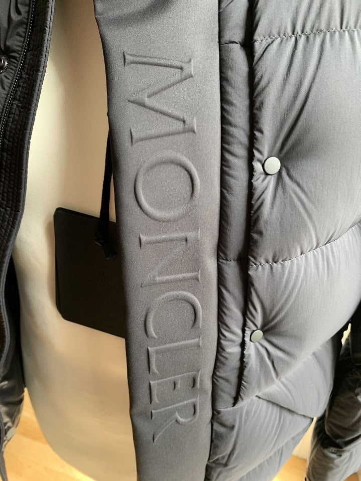 Moncler MADEIRA short down jacket