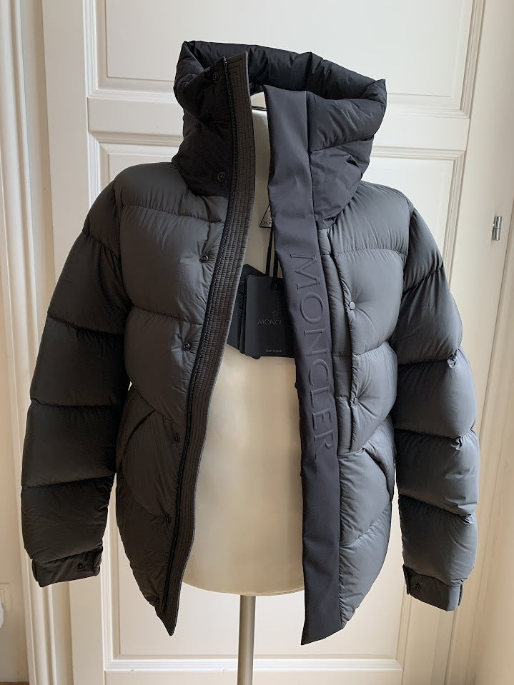 Moncler MADEIRA short down jacket