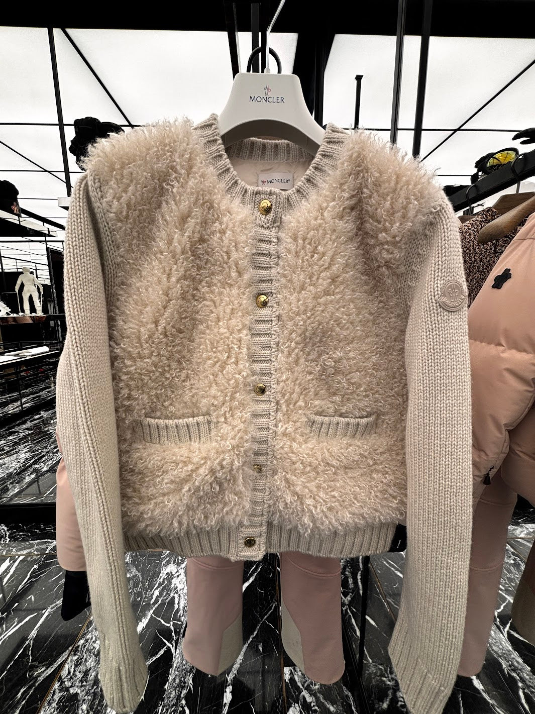 كارديجان مونكلر المبطن من الصوف والدب 