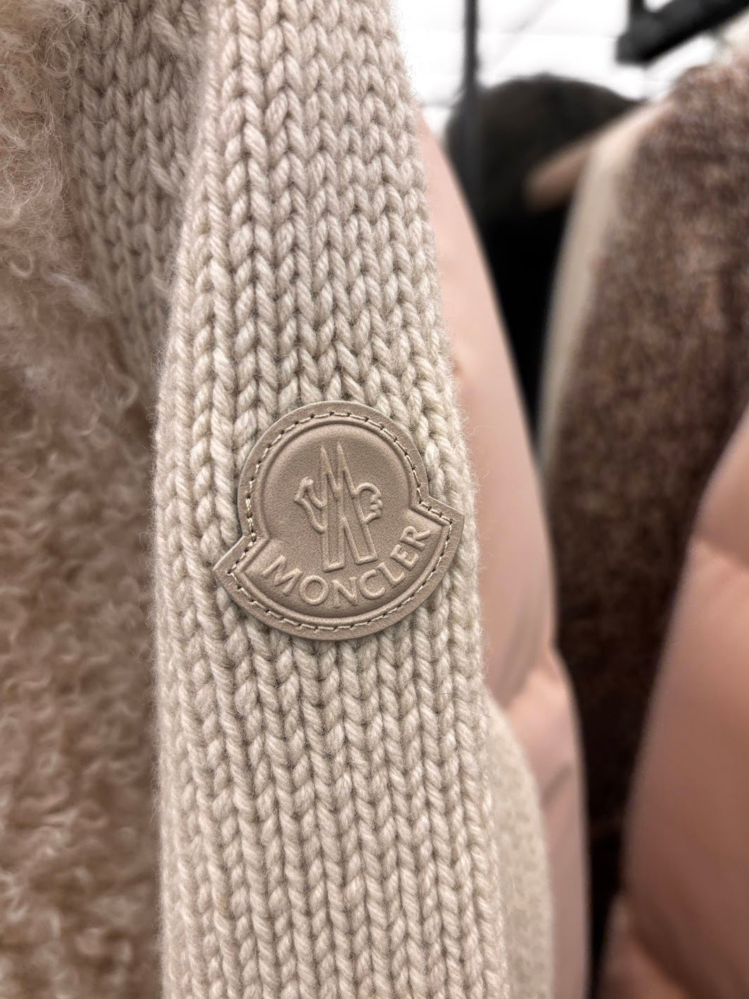 كارديجان مونكلر المبطن من الصوف والدب 