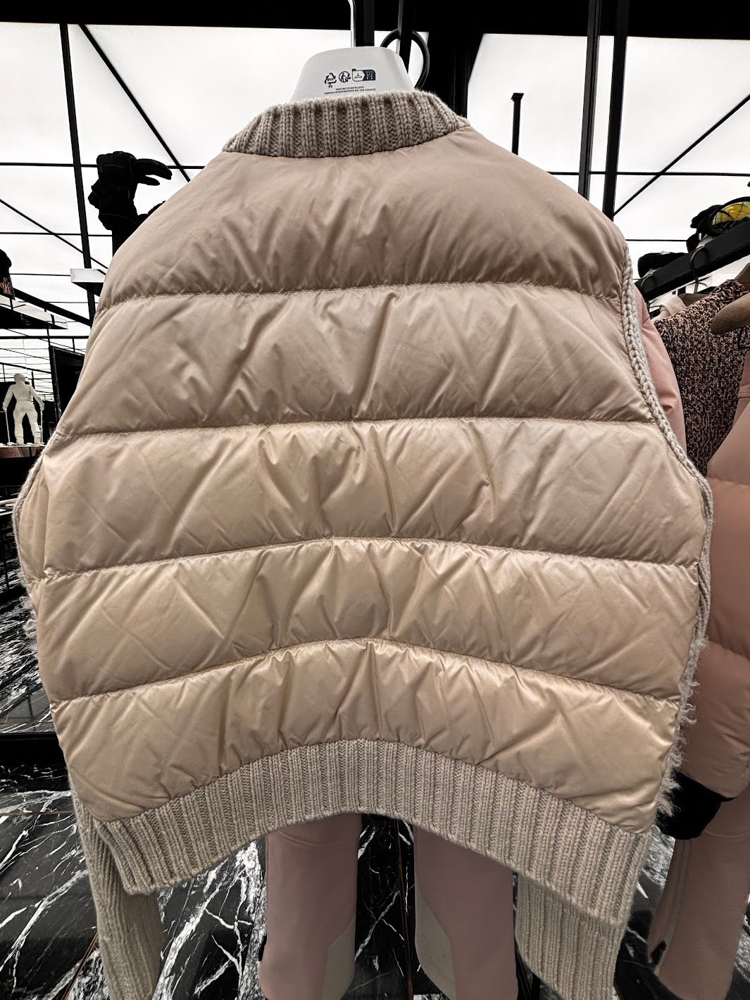 كارديجان مونكلر المبطن من الصوف والدب 