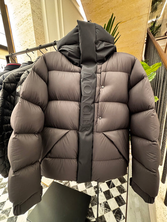 جاكيت مونكلر ماديرا قصير من الريش